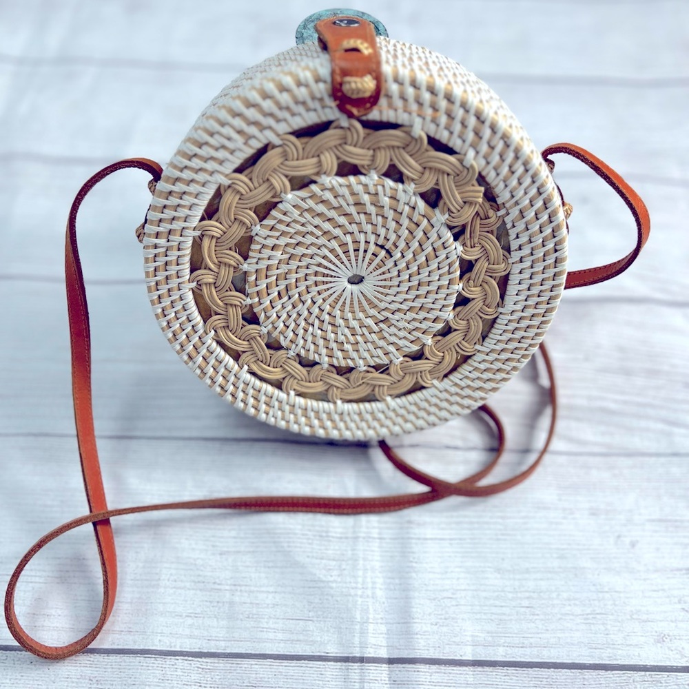 NWOT Handwoven Boho Rattan Bali Crossbody Bag Snap Closure 💗